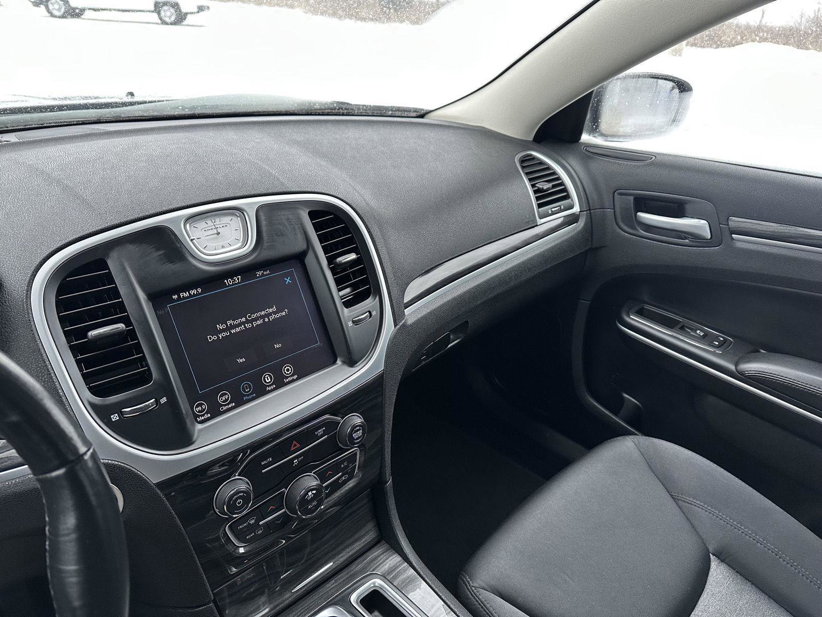 Used 2022 Chrysler 300 Touring image 16