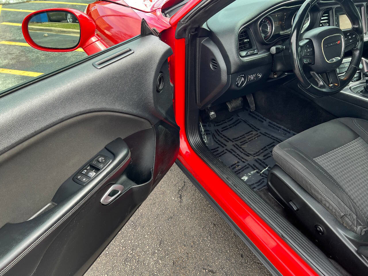 Used 2015 Dodge Challenger SXT image 16