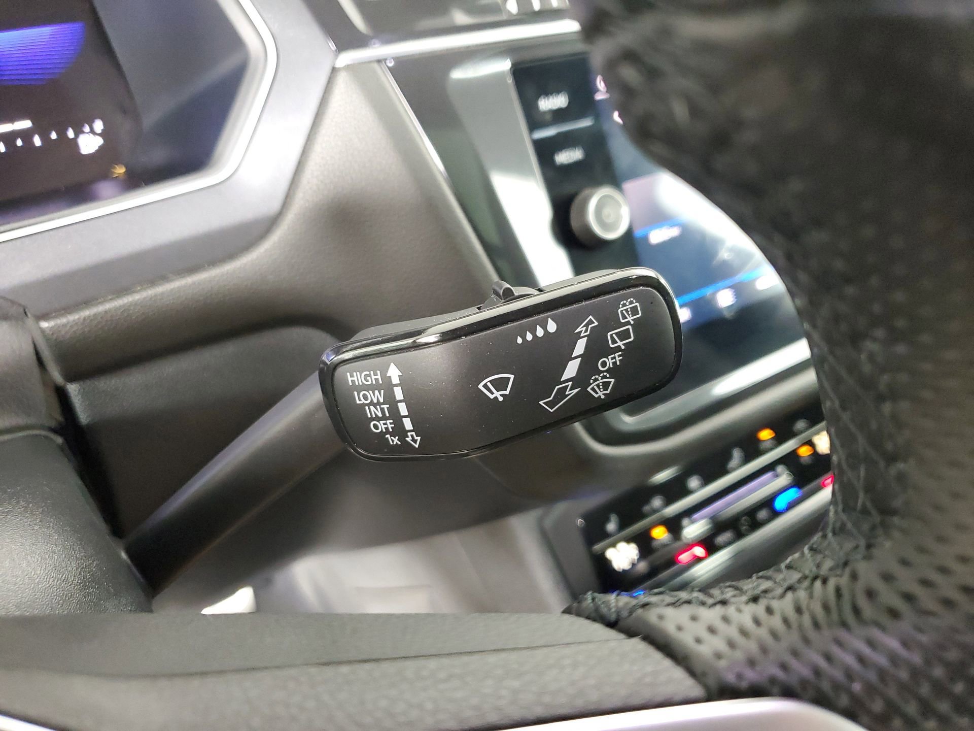 Used 2022 Volkswagen Tiguan SE R-Line image 33