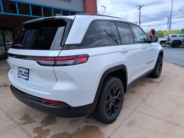 Used 2025 Jeep Grand Cherokee Altitude AWD/4WD image 8