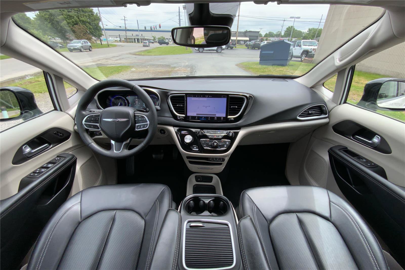 Used 2024 Chrysler Pacifica Touring-L FWD image 32