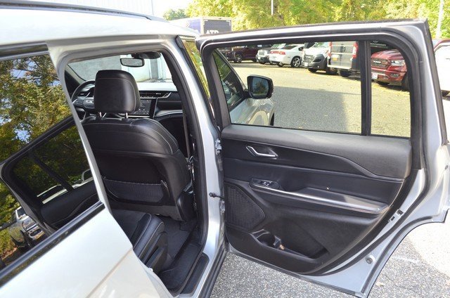 Used 2023 Jeep Grand Cherokee L Laredo image 34