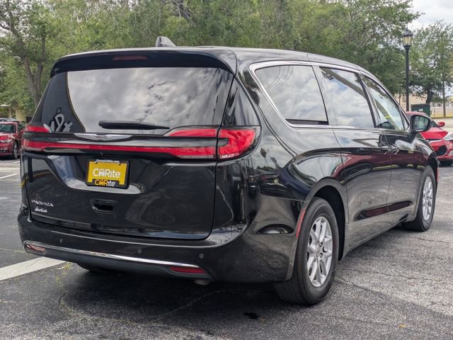 Used 2023 Chrysler Pacifica Touring-L FWD image 5