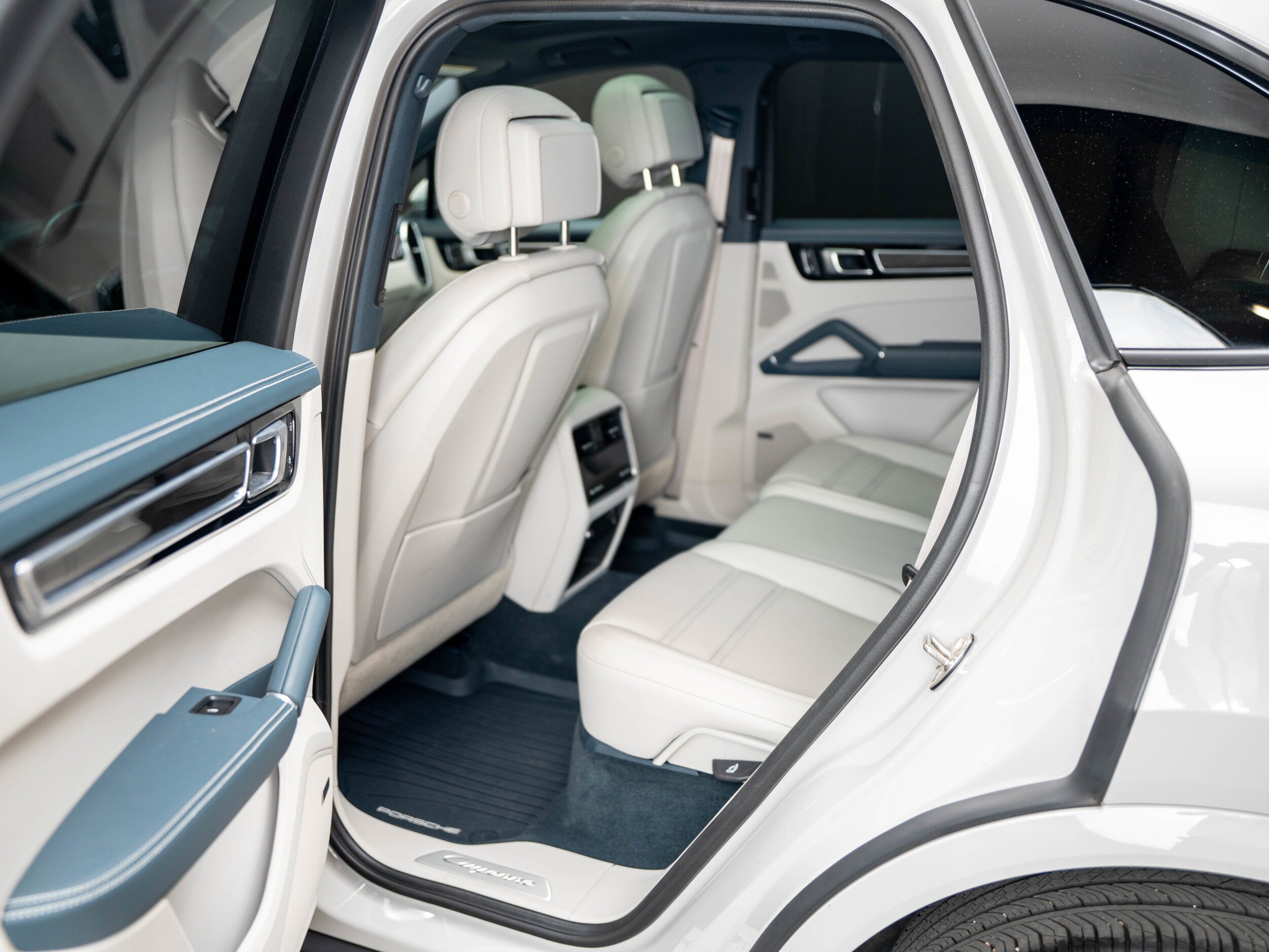 Certified 2023 Porsche Cayenne S Platinum AWD/4WD image 37