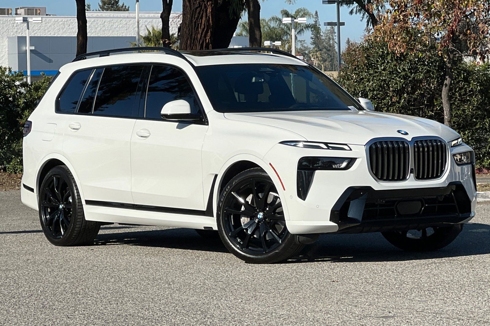 Used 2023 BMW X7 xDrive40i w/ M Sport Package image 2