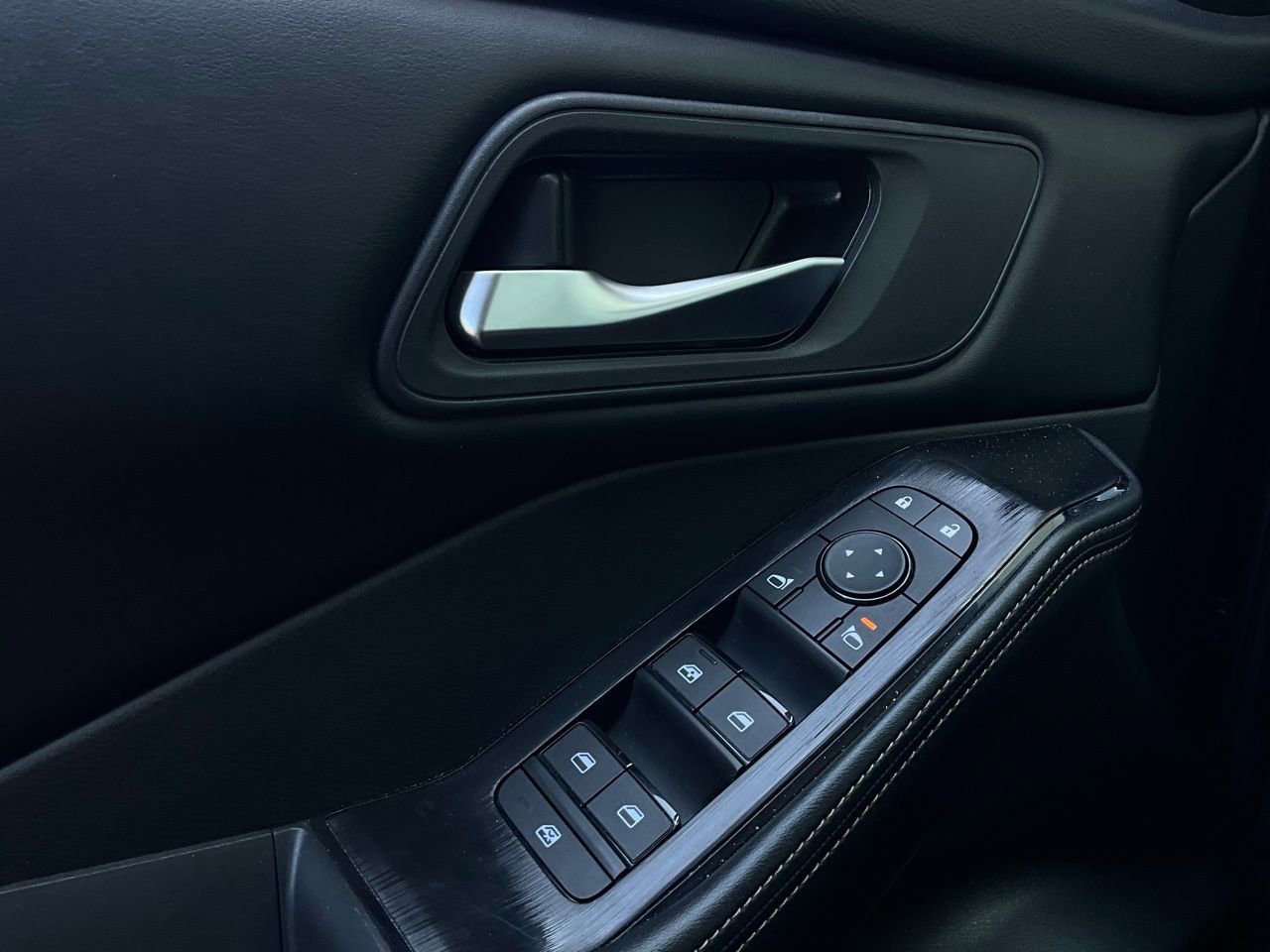 Used 2025 Nissan Rogue SV FWD image 21