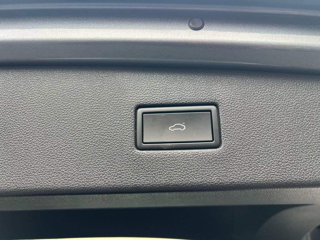 Used 2022 Volkswagen Tiguan SE R-Line image 39