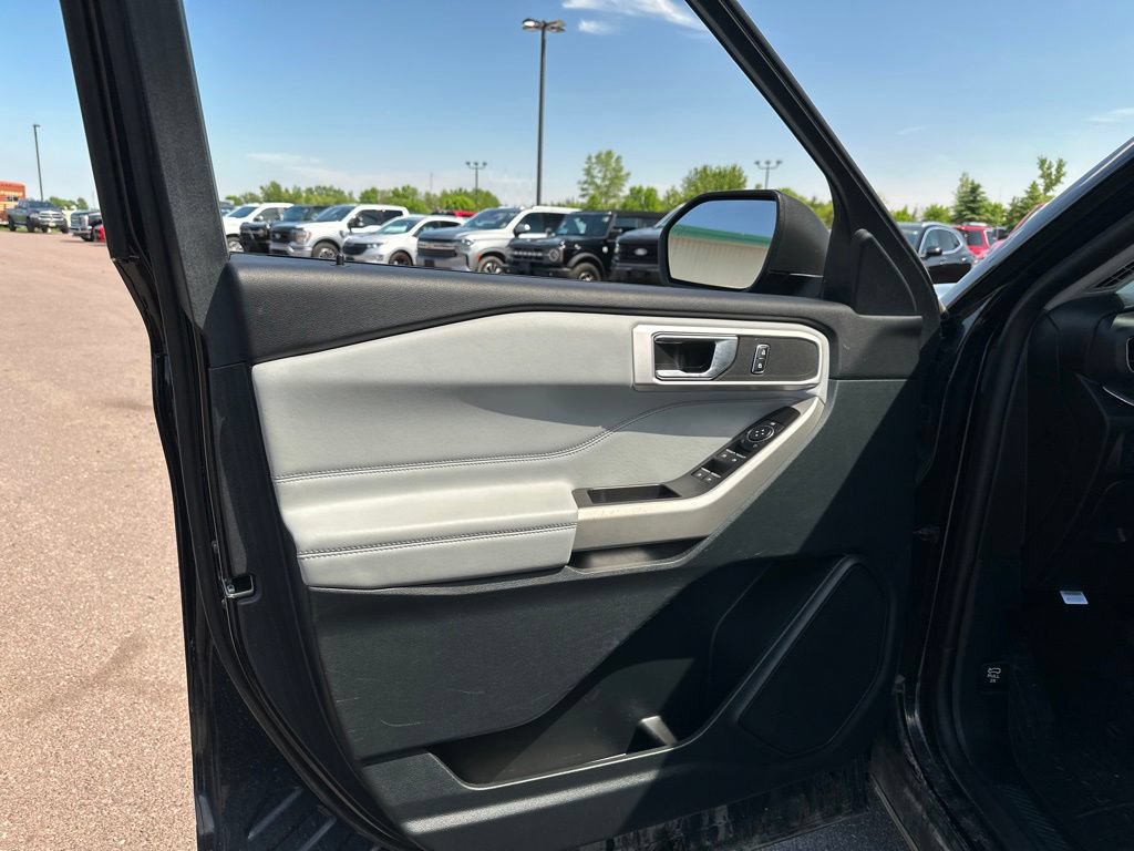 Used 2021 Ford Explorer XLT w/ Equipment Group 202A AWD/4WD image 11