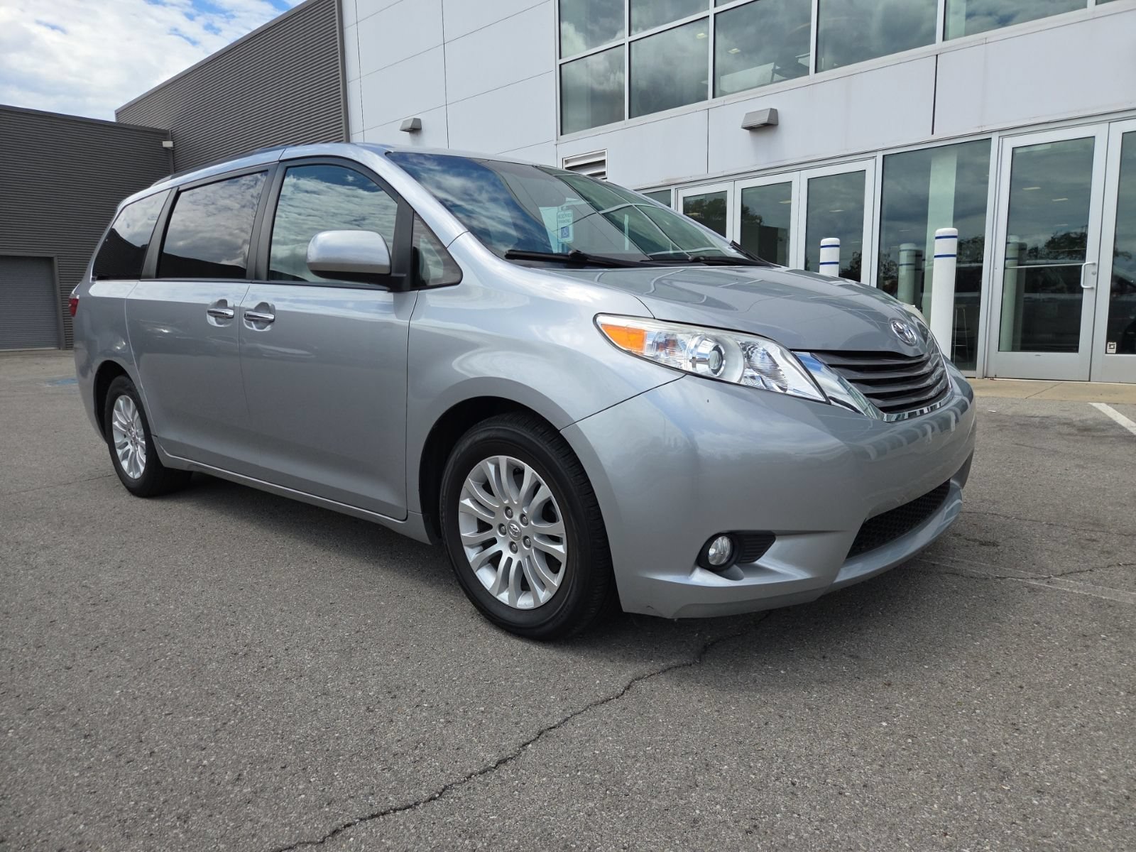 Used 2017 Toyota Sienna XLE FWD image 30