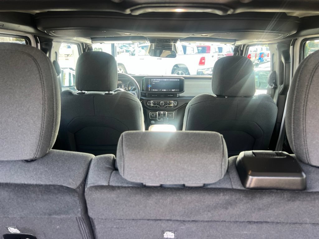 Used 2025 Jeep Wrangler Unlimited Sahara AWD/4WD image 36