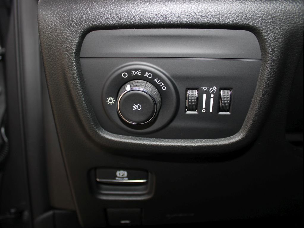 New 2025 Jeep Grand Cherokee Limited w/ Luxury Tech Group II image 12