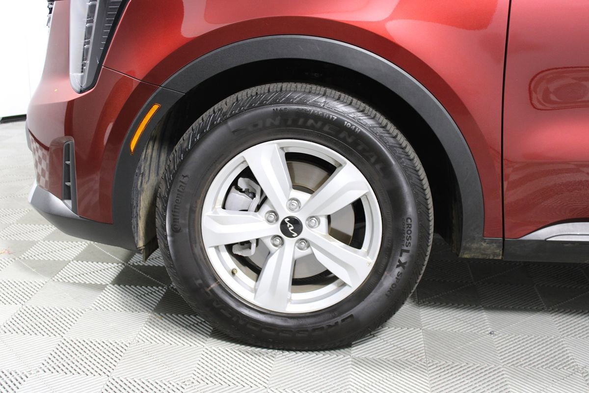 Used 2025 Kia Sorento LX image 4