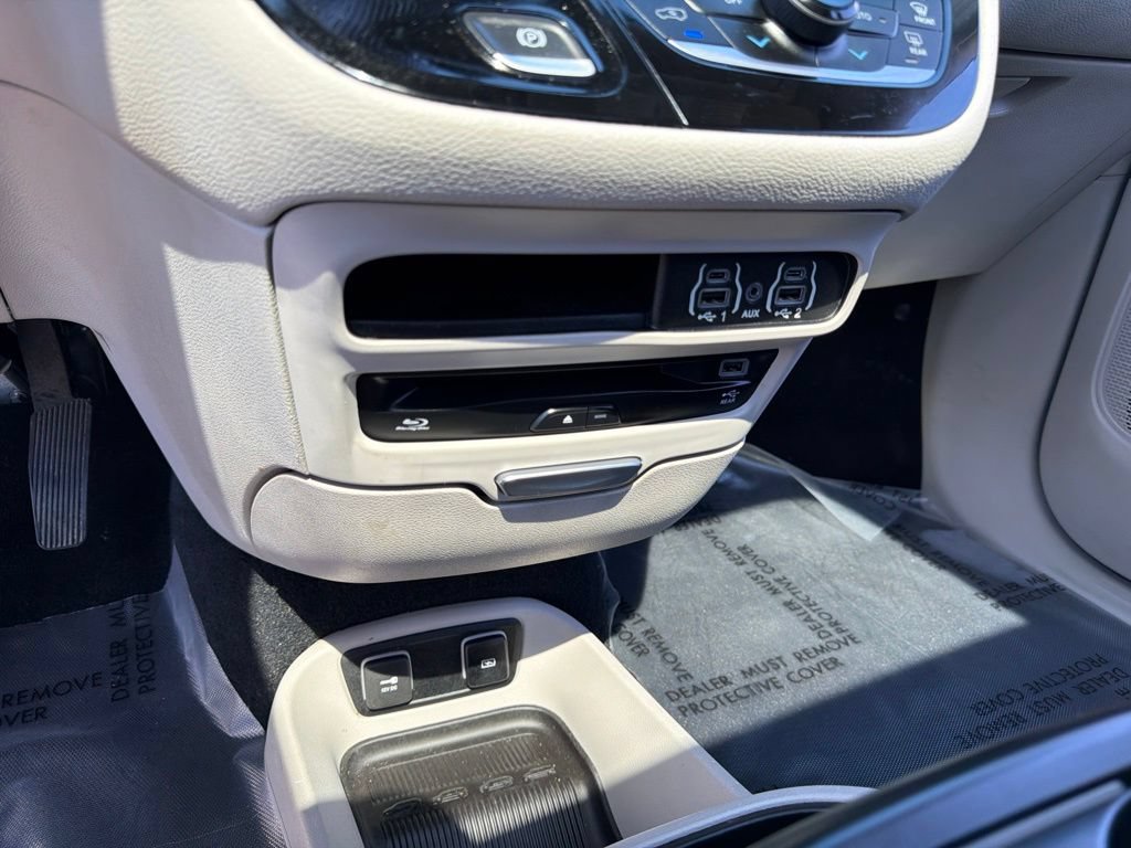 Used 2021 Chrysler Pacifica Touring-L w/ Uconnect Theater Family Group AWD/4WD image 31