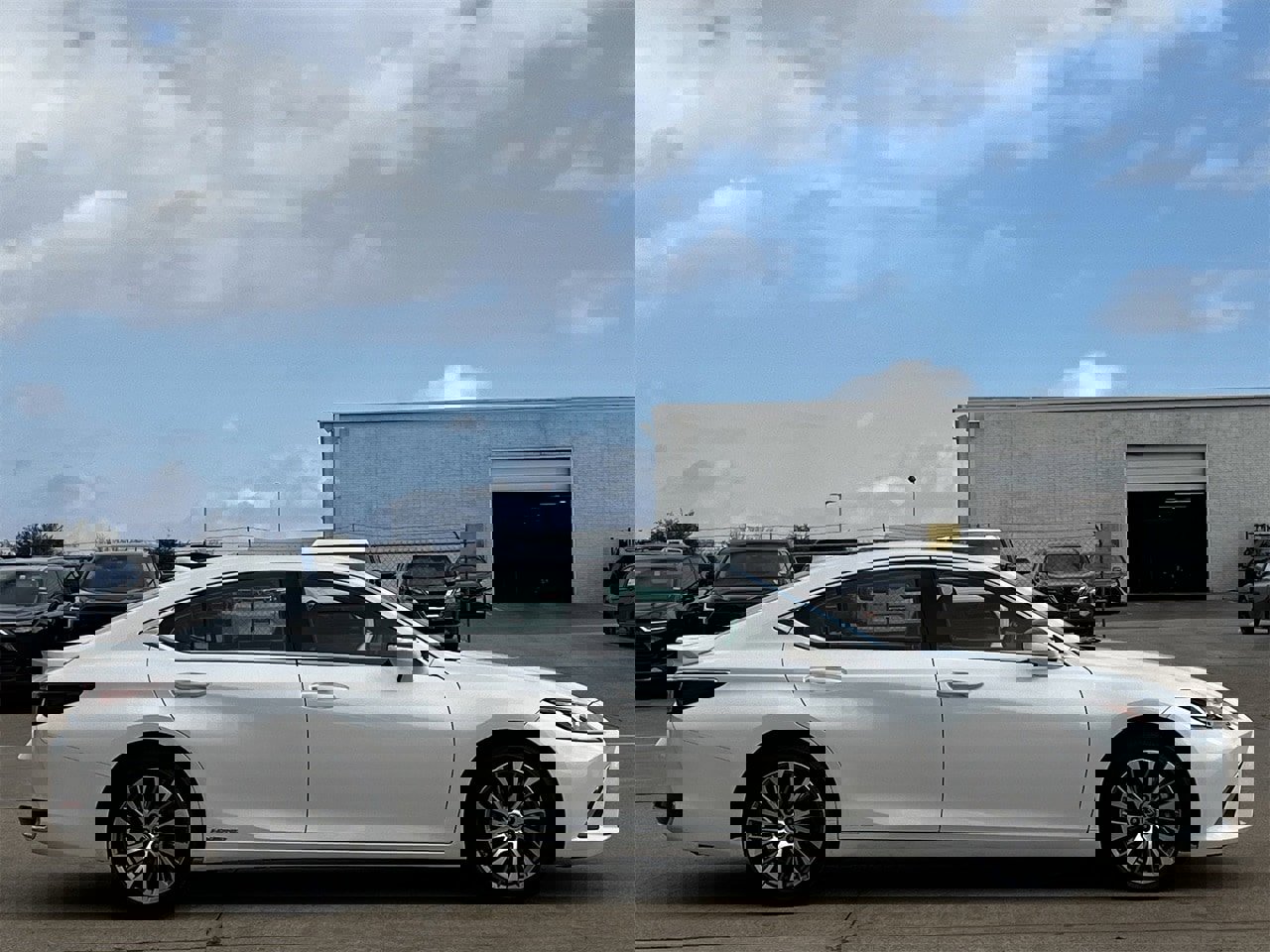 Used 2020 Lexus ES 300h w/ Premium Package image 3