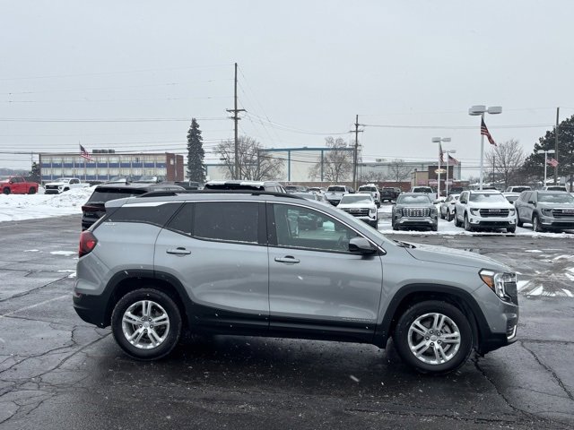 Used 2023 GMC Terrain SLE w/ Driver Convenience Package image 4
