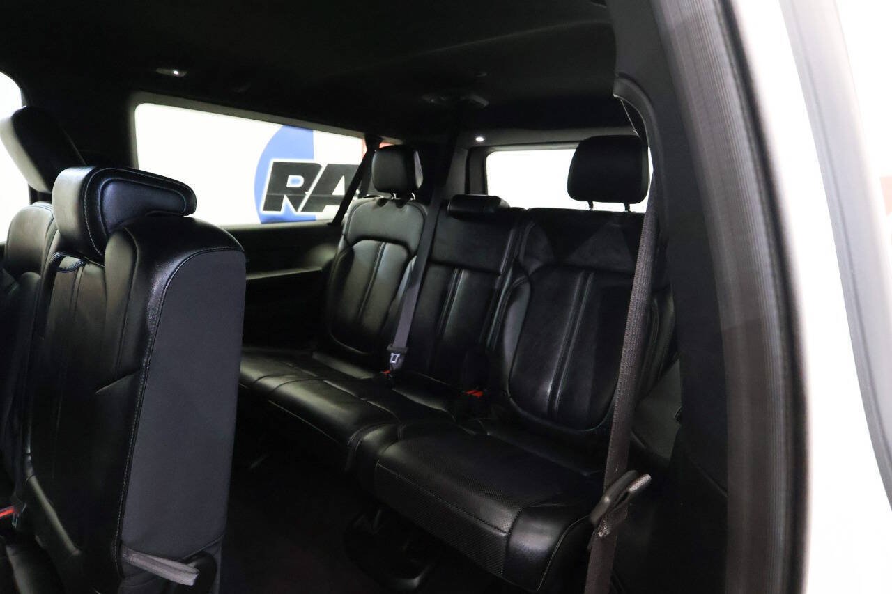 Used 2024 Jeep Wagoneer L Series II w/ Flexible Seating Group AWD/4WD image 15