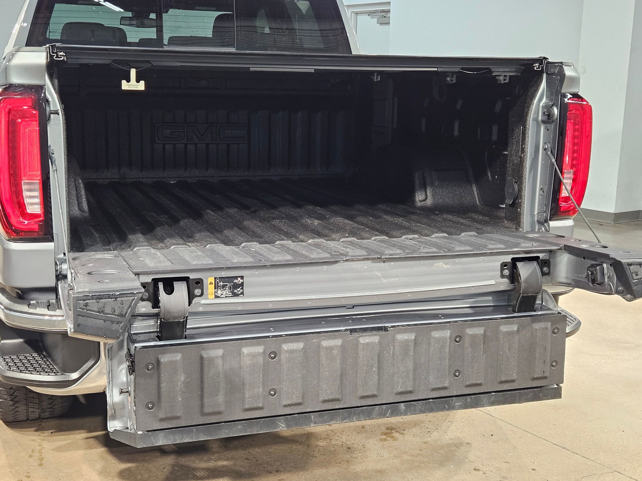 Used 2020 GMC Sierra 1500 SLT w/ SLT Premium Plus Package AWD/4WD image 18