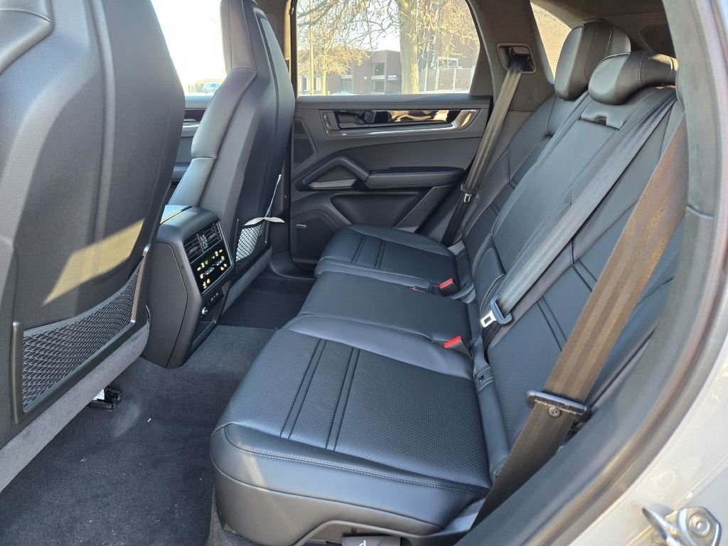 New 2026 Porsche Cayenne GTS image 31