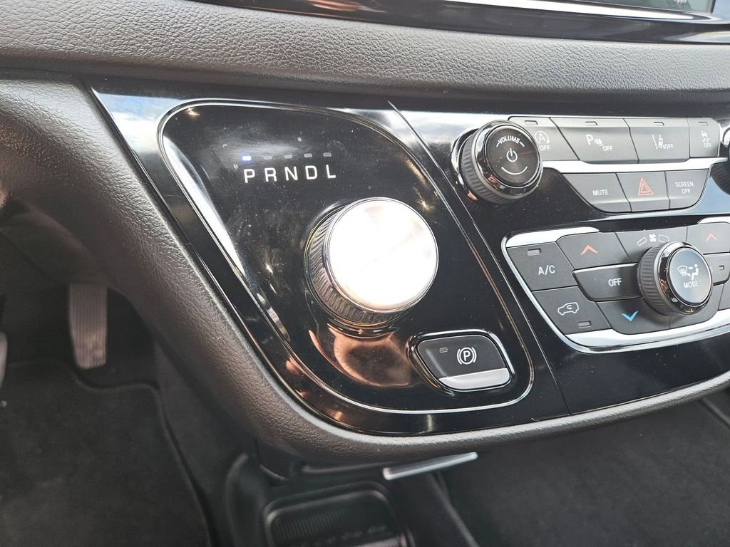 Used 2025 Chrysler Pacifica Select image 28