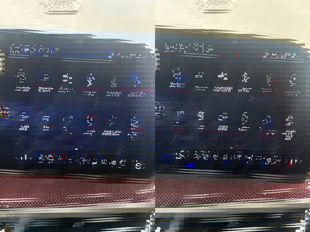 Used 2025 Chevrolet Traverse RS image 18