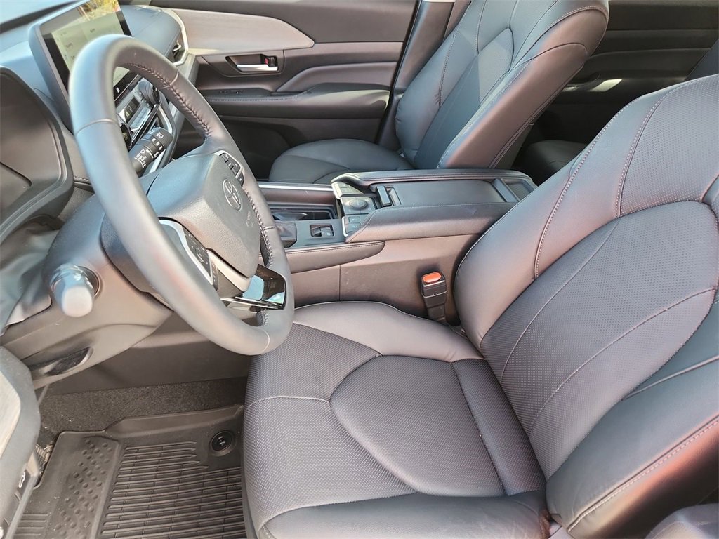 Used 2025 Toyota Grand Highlander AWD image 10