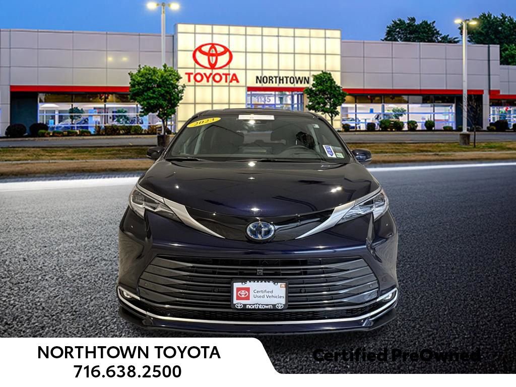 Used 2023 Toyota Sienna Platinum AWD/4WD image 5