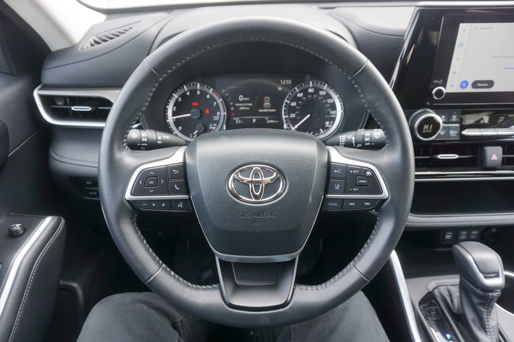 Used 2023 Toyota Highlander LE image 3
