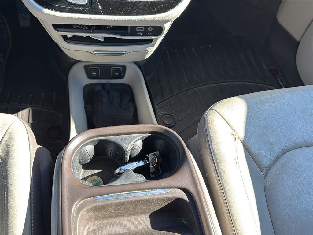 Used 2017 Chrysler Pacifica Touring-L w/ Tire & Wheel Group image 10