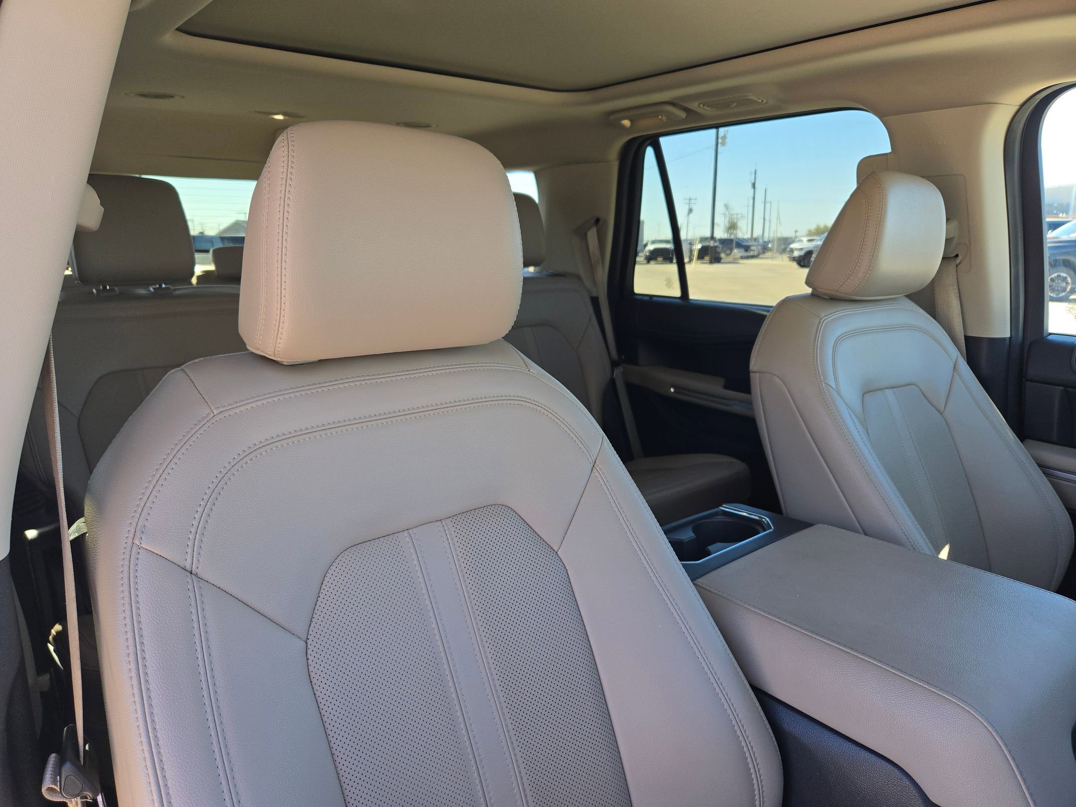 Used 2024 Ford Expedition Limited image 32