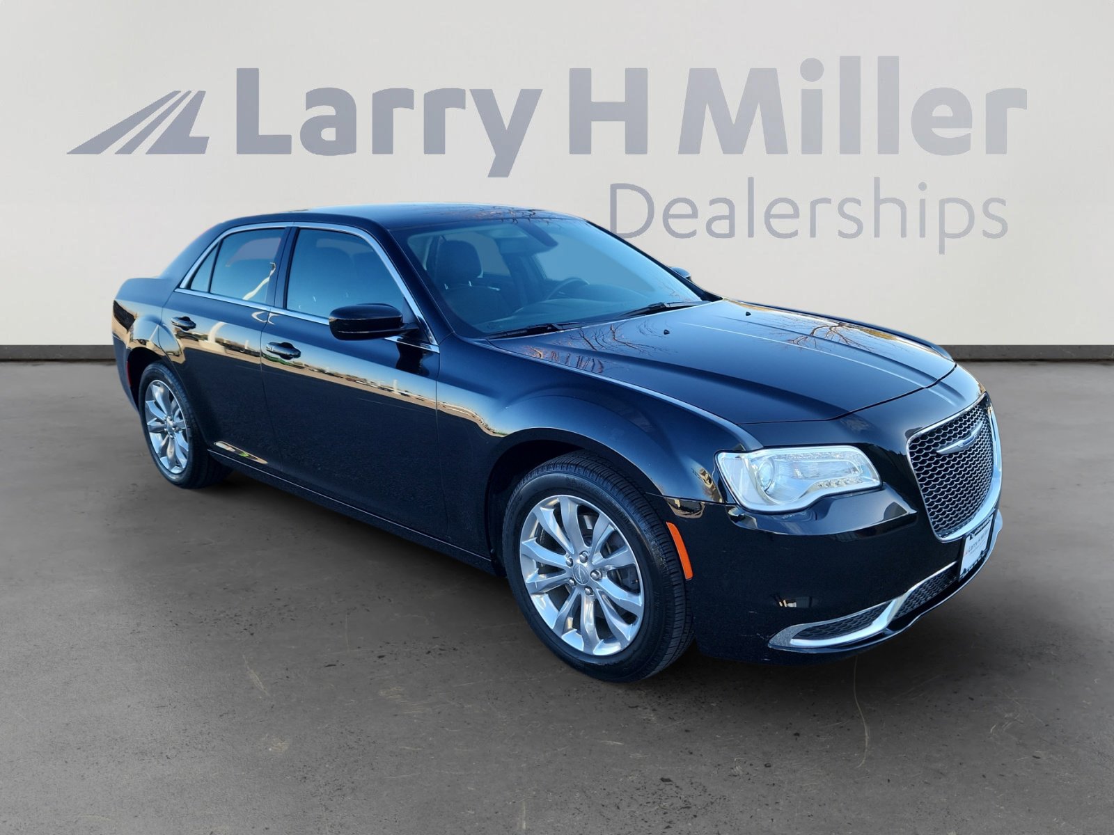 Used 2018 Chrysler 300 Touring image 8