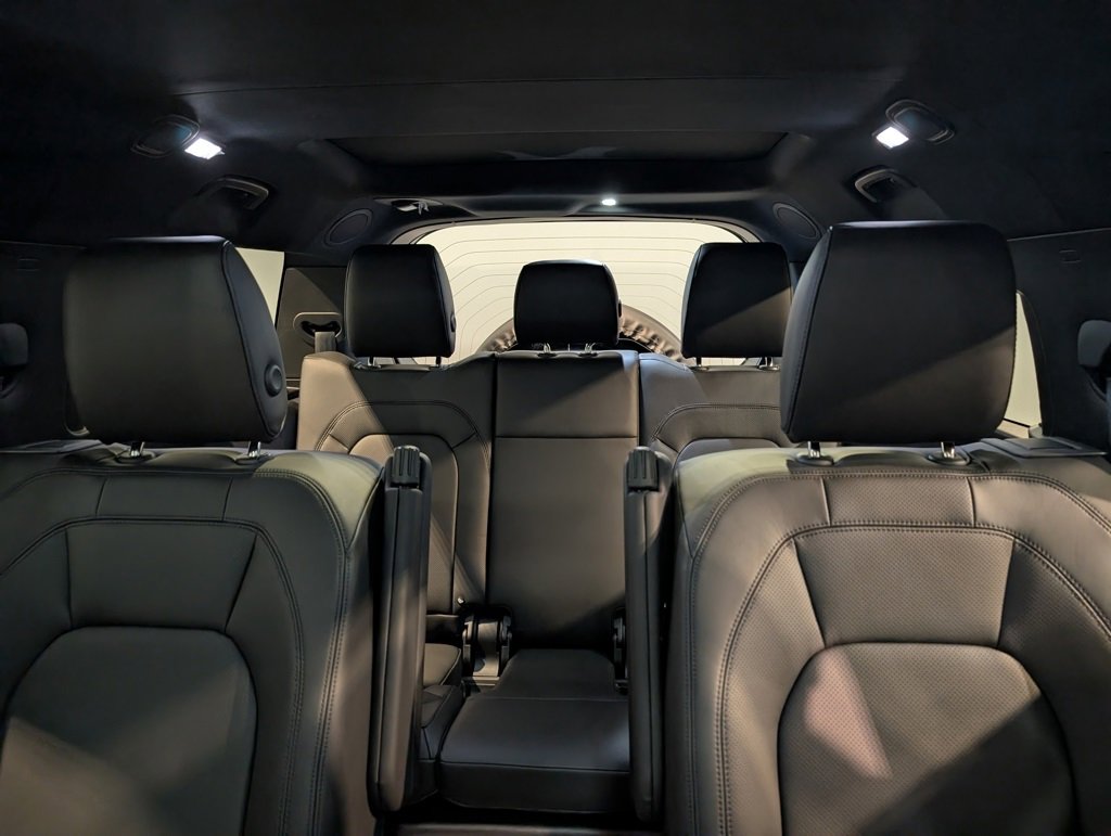 New 2026 Land Rover Defender 130 X-Dynamic SE image 27