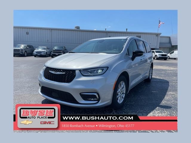 Used 2024 Chrysler Pacifica Touring-L FWD image 1