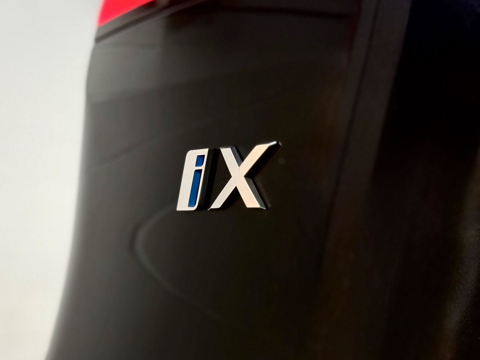 Used 2024 BMW iX xDrive50 w/ Sport Package AWD/4WD image 7