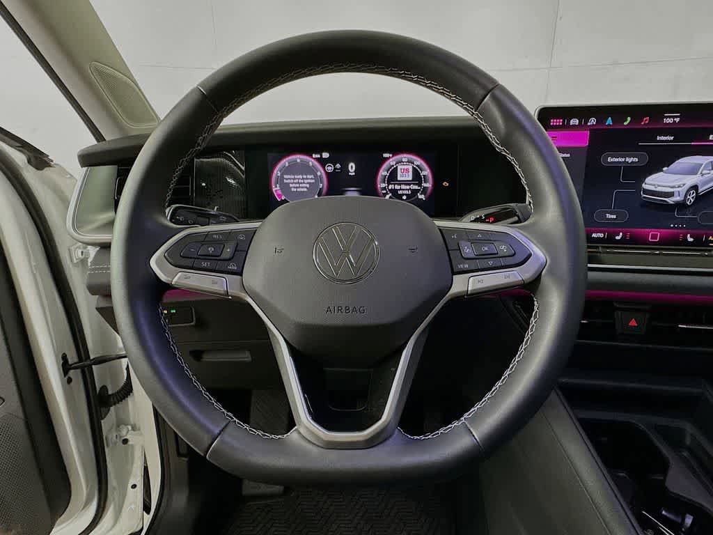 Used 2025 Volkswagen Tiguan SE w/ Panoramic Sunroof Package AWD/4WD image 16