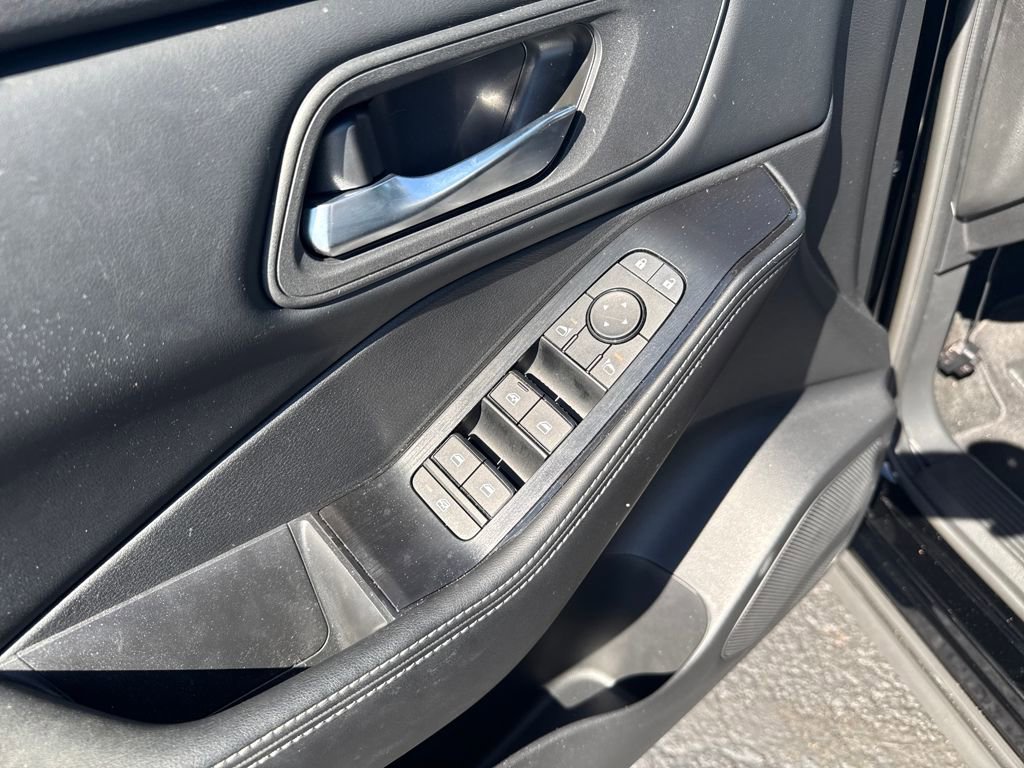 Used 2025 Nissan Rogue SV image 14