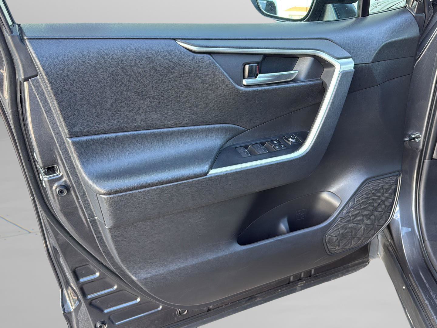 Used 2024 Toyota RAV4 XLE FWD image 29
