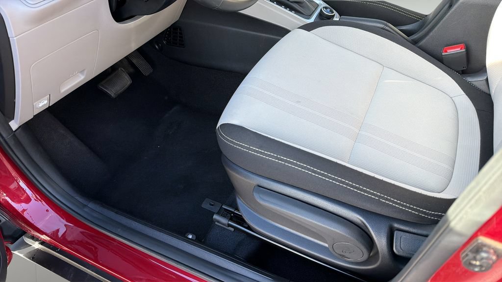 Used 2025 Hyundai Venue SEL FWD image 18