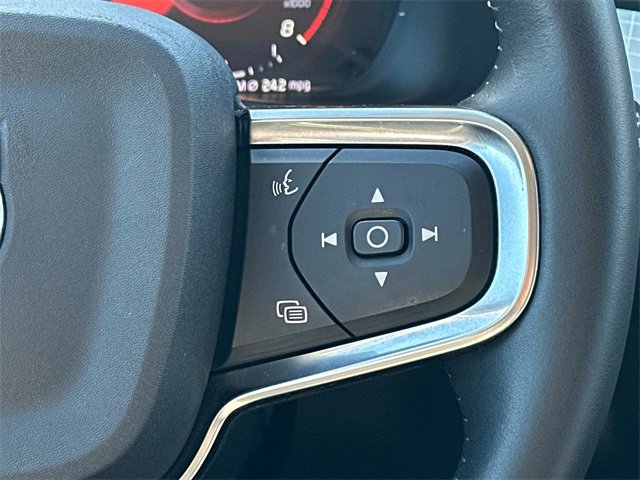 Used 2021 Volvo XC40 T4 Momentum w/ Premium Package image 7