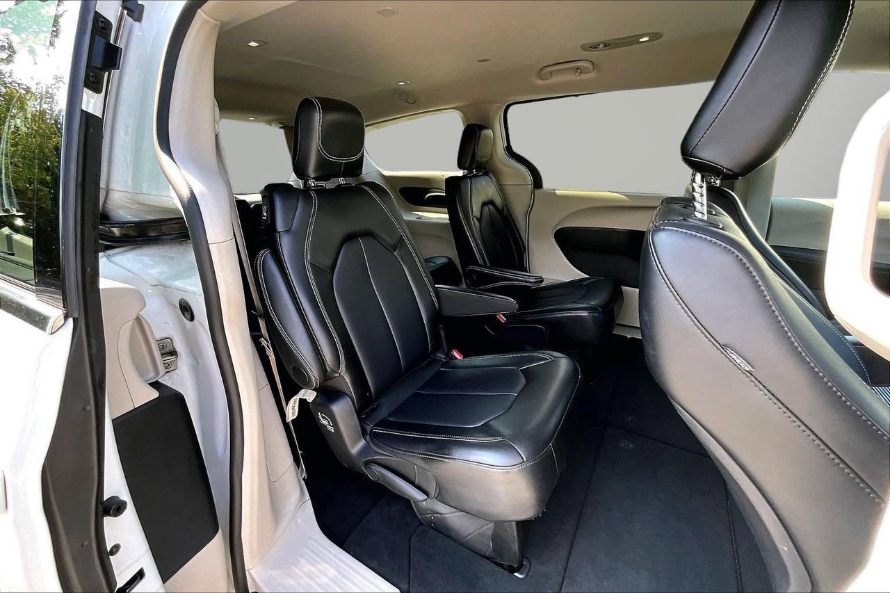 Used 2024 Chrysler Pacifica Touring-L FWD image 22
