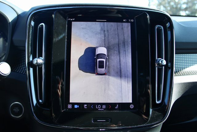 Used 2025 Volvo XC40 B5 Plus image 23