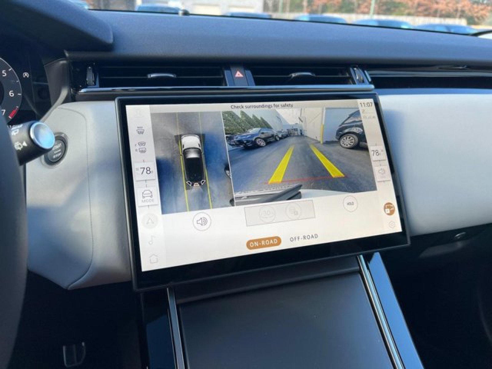 New 2025 Land Rover Range Rover Velar Dynamic SE image 17