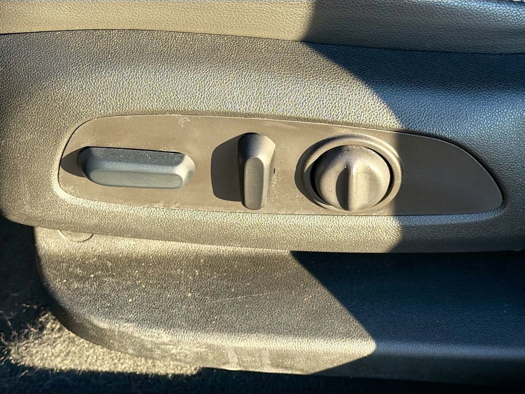 Used 2023 GMC Acadia SLT image 28