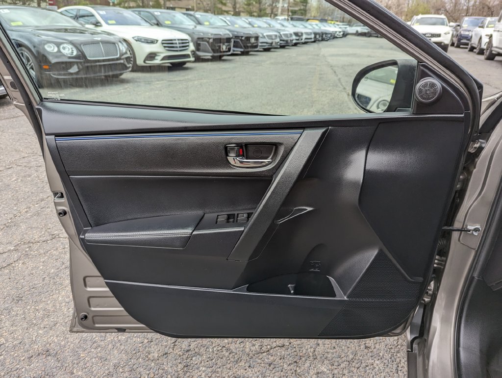 Used 2017 Toyota Corolla SE w/ SE Premium Package FWD image 12