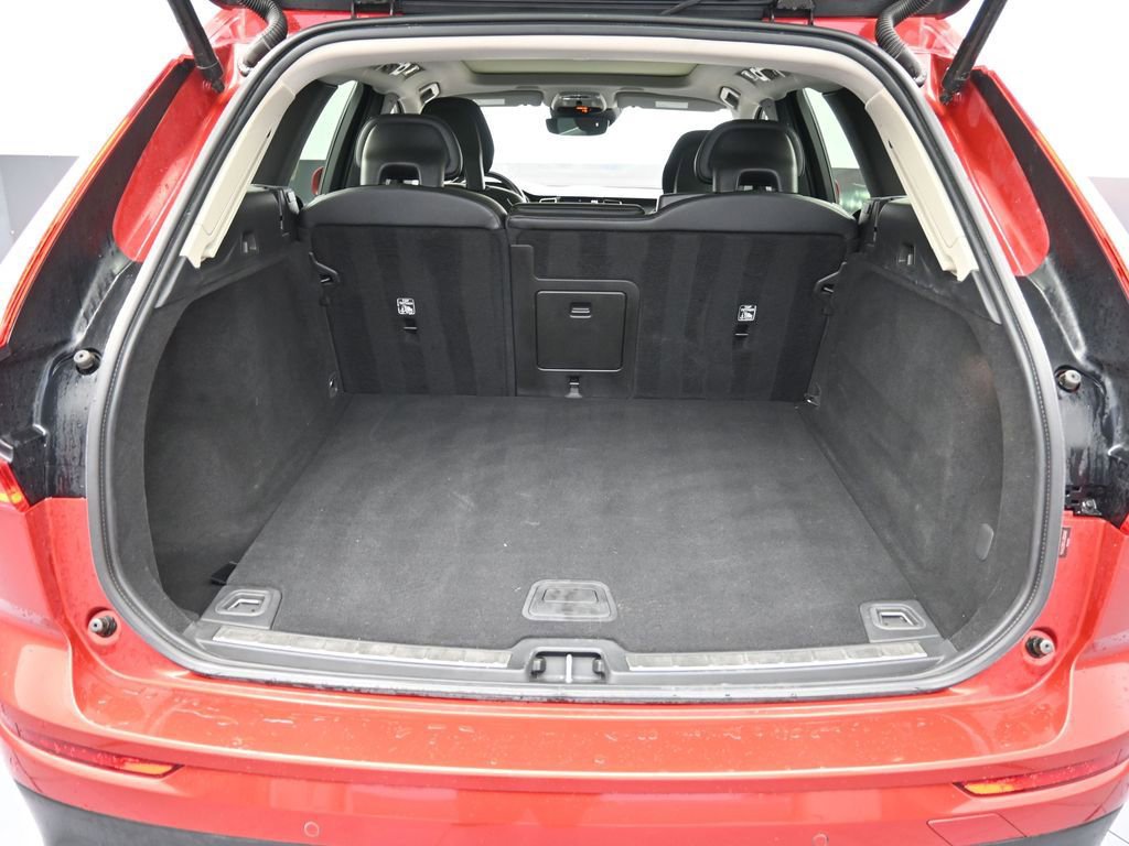 Used 2018 Volvo XC60 T6 Momentum w/ Advanced Package image 23