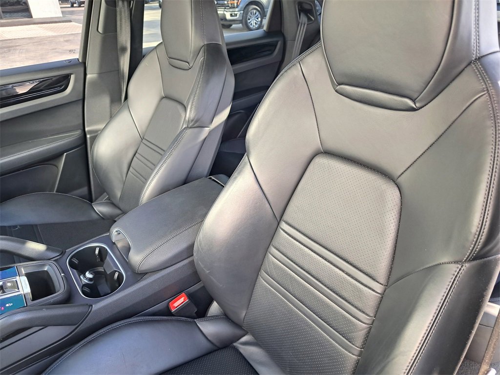 Used 2023 Porsche Cayenne Coupe image 17