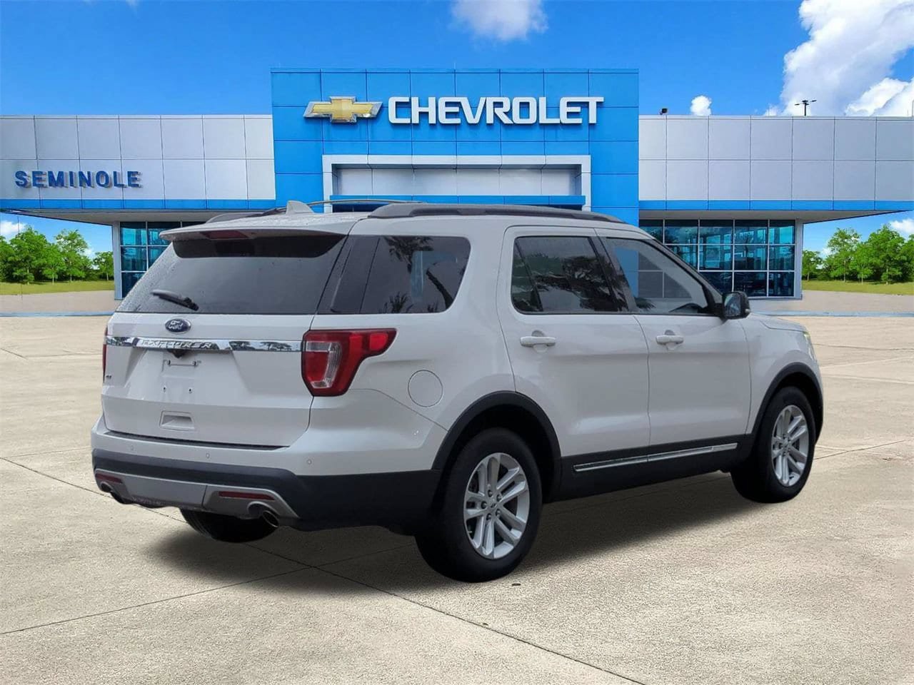 Used 2017 Ford Explorer XLT w/ Equipment Group 202A FWD image 4