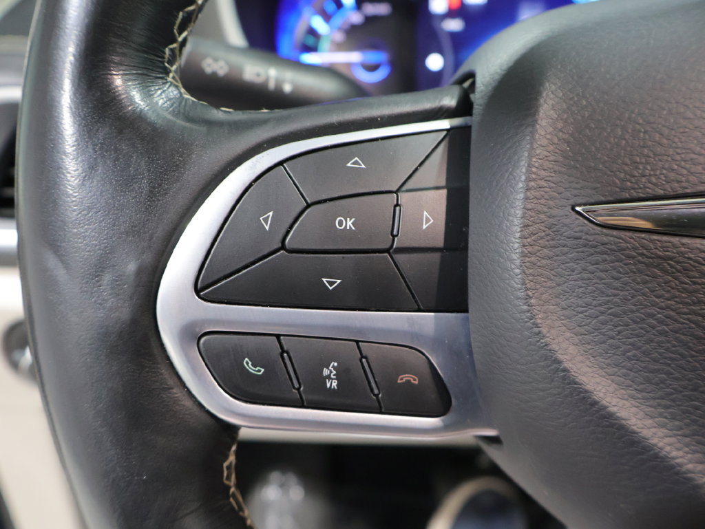 Used 2021 Chrysler Pacifica Touring-L FWD image 39