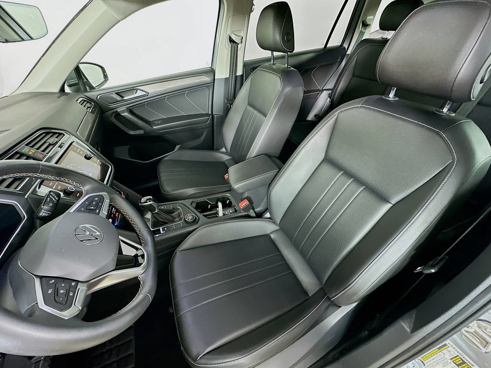 Used 2022 Volkswagen Tiguan SE AWD/4WD image 32
