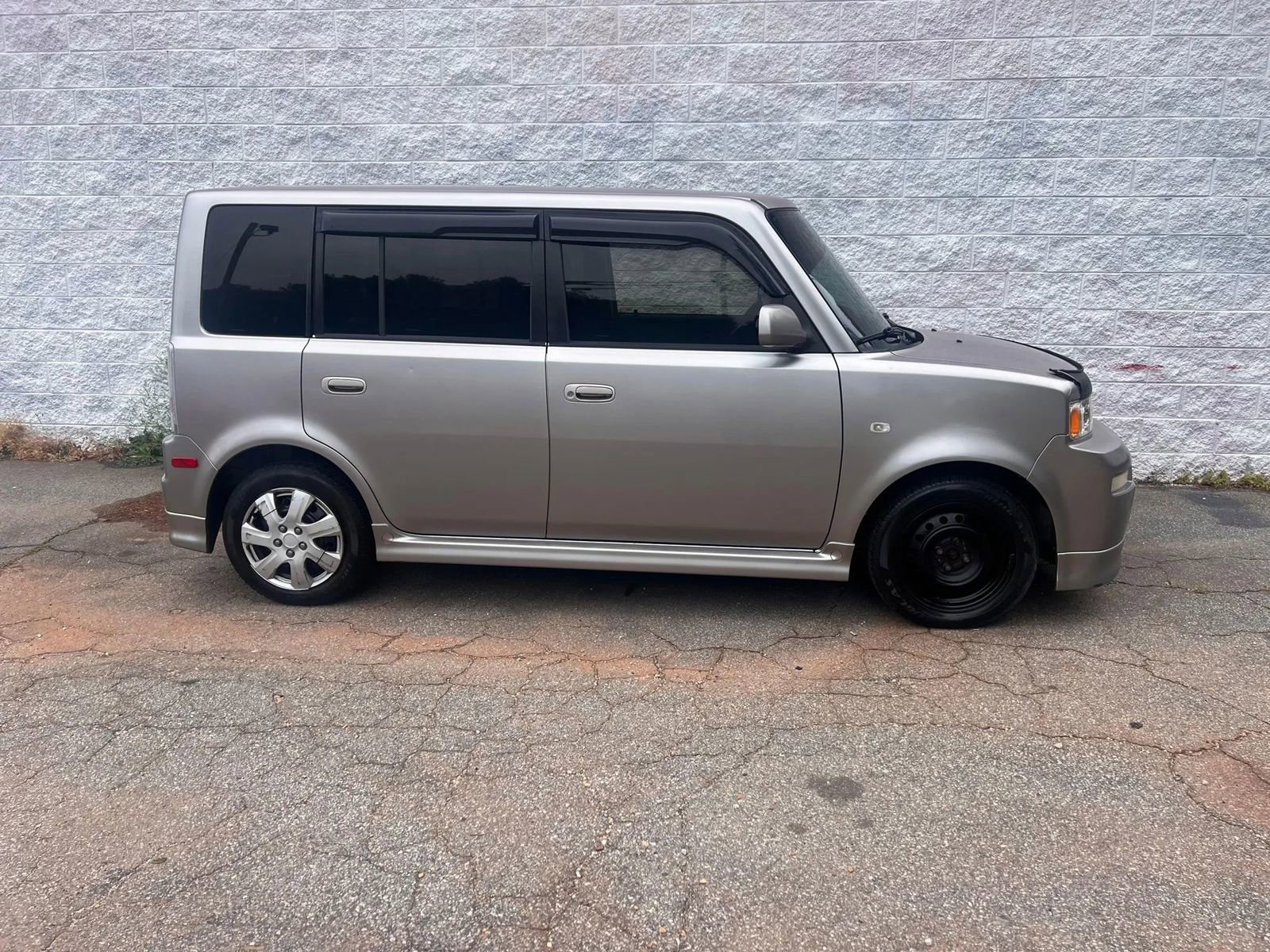 Used 2006 Scion xB FWD image 2
