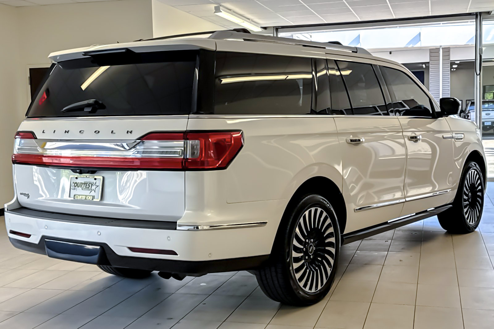Used 2019 Lincoln Navigator L Reserve AWD/4WD image 4